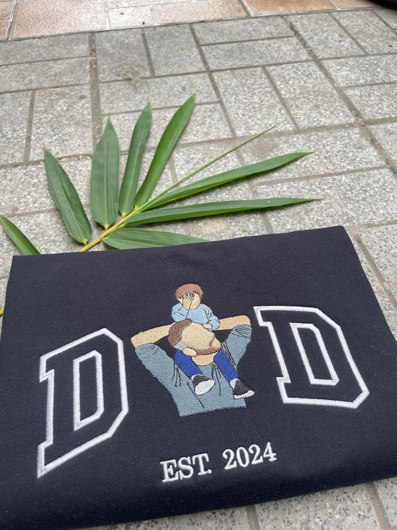 A Papa T-shirt with a photo and a sweatshirt separately embroidered with the portraits of the father and the child